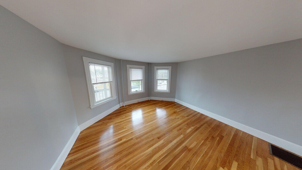 Building Photo - 153 Saratoga St