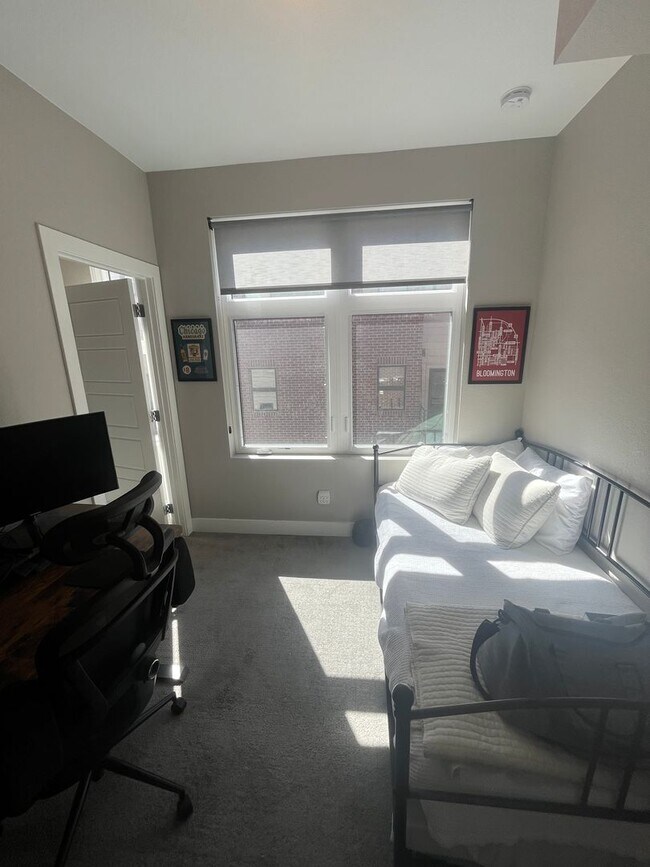 Building Photo - 2 Bed, 1 Bath Townhouse with Roof Top Deck