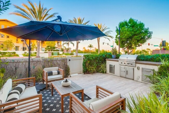 Building Photo - Stunning 3-bed, 3-bath townhome with bonus...