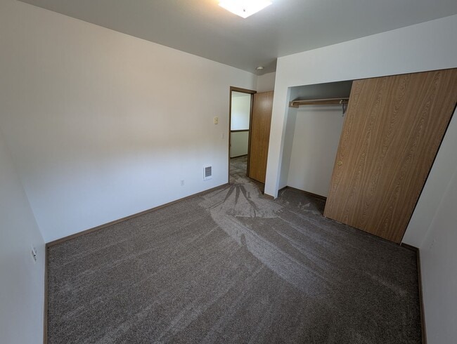 Building Photo - Centrally Located 3 Bedroom Triplex Unit Avail. for Rent - W/S/G paid with rent