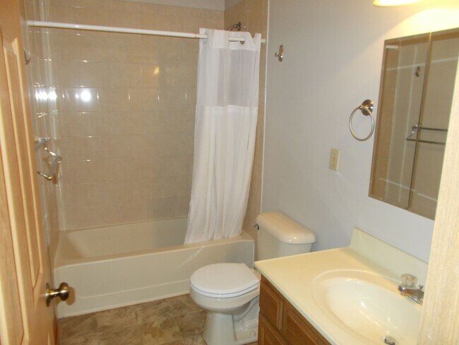Building Photo - Large, beautiful home in South Richmond