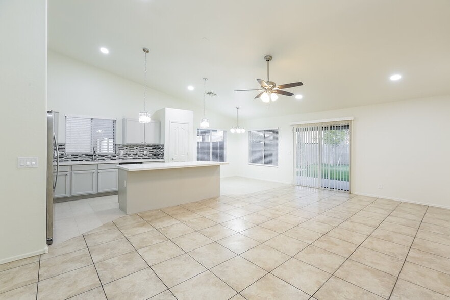 Building Photo - 2904 W Sunland Ave