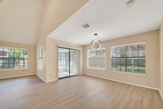 Building Photo - 814 Heathgate Dr