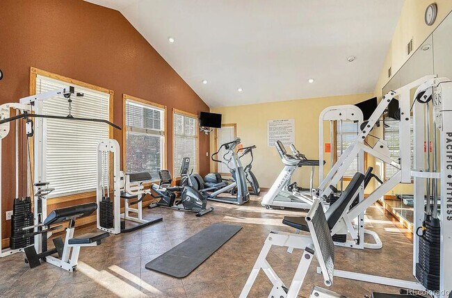 Building Photo - Spacious, Updated 2BR / 2 BA Condo in Gated Community!