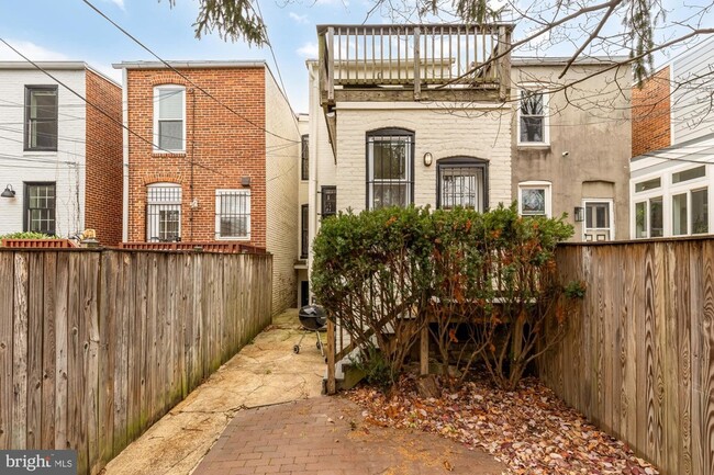 Building Photo - 650 E Street NE Unit A