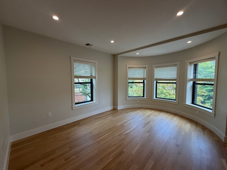 Building Photo - 59 Longwood Ave