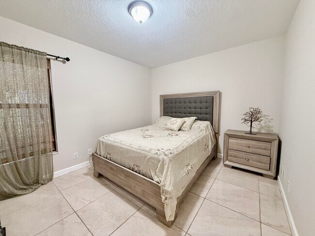 Building Photo - 212 Lone Pine Dr