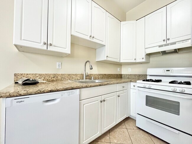 Building Photo - 22651 Del Valle St