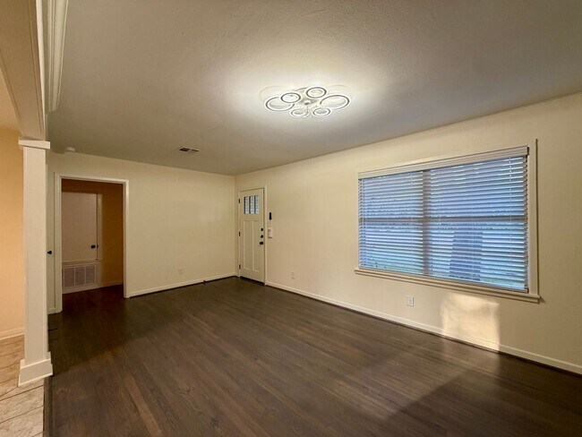 Building Photo - Completely Renovated 3BR / 2BA House | Midway ISD