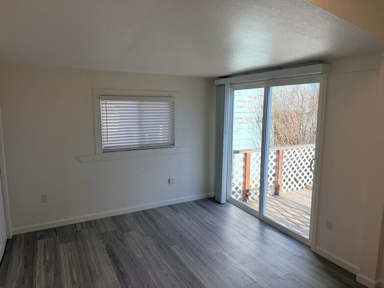 Building Photo - 394 N Livermore Ave