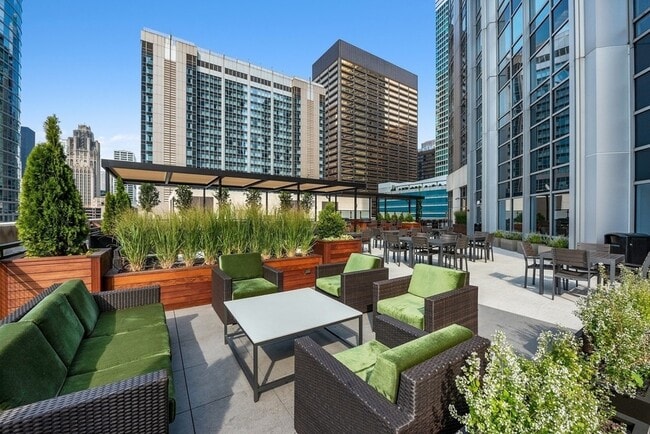 Building Photo - 512 N McClurg Ct