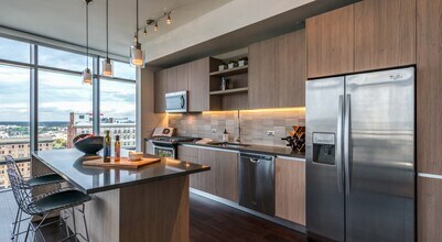 Building Photo - Experience Luxury + 1 Month Free Rent!