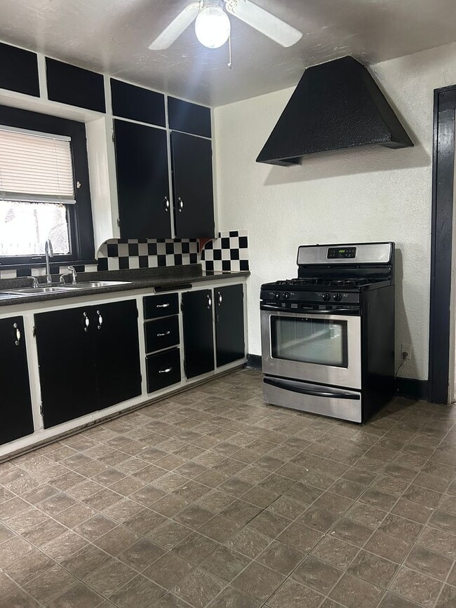 Building Photo - 308 S Mississippi St