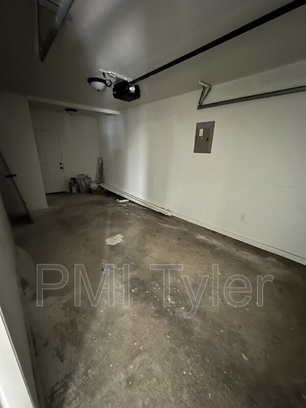 Building Photo - 1538 N Hill Ave