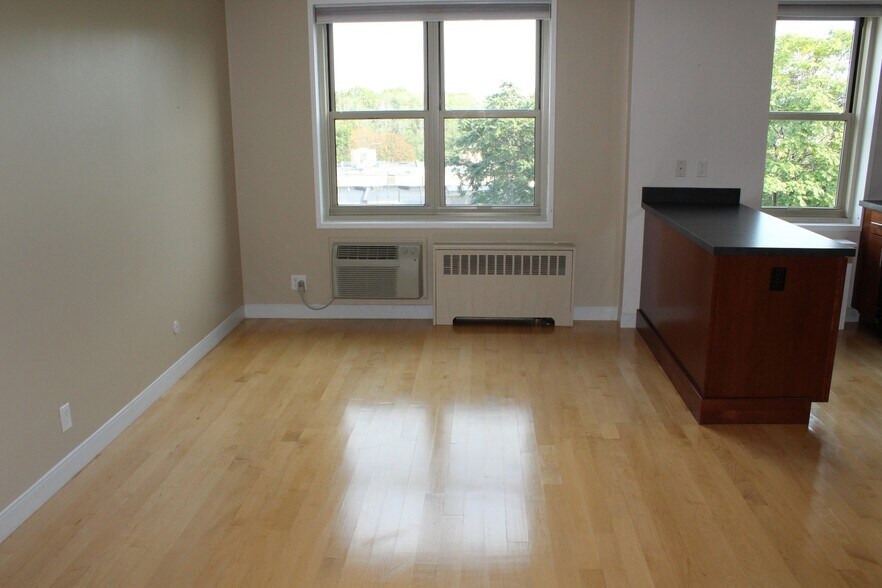 Building Photo - 11 Camelot Ct