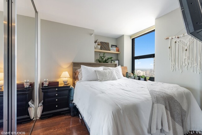 Building Photo - Lakeview with amazing Lake View 1bed/1bath is available for rent now!