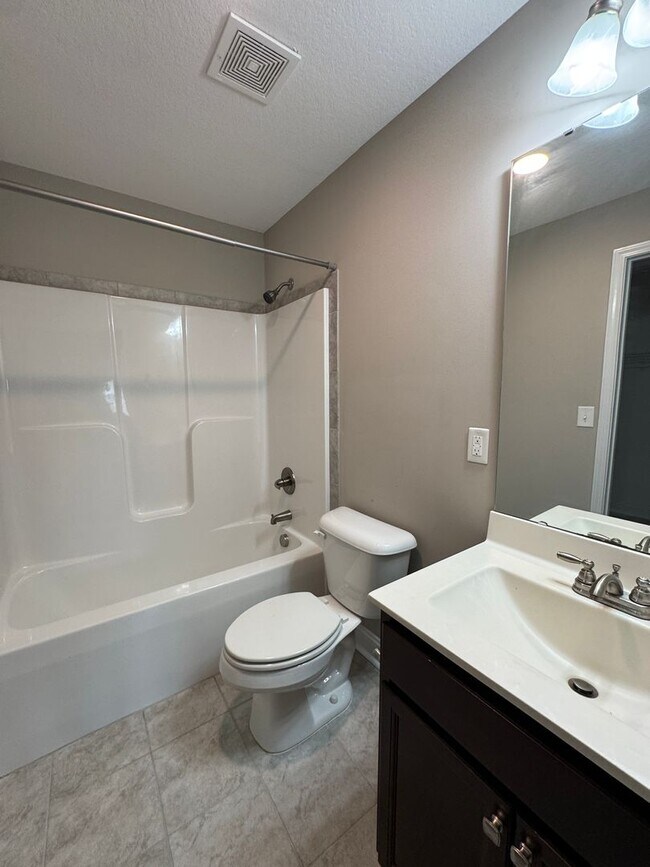 Building Photo - Spacious 4 Bed 3 Bath Home with Fenced Yard