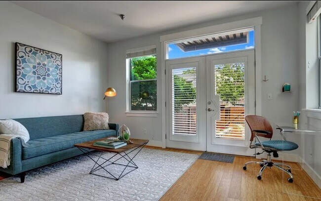 Building Photo - Bright & Spacious Townhome for Rent in a Charming, Tree-Lined Neighborhood
