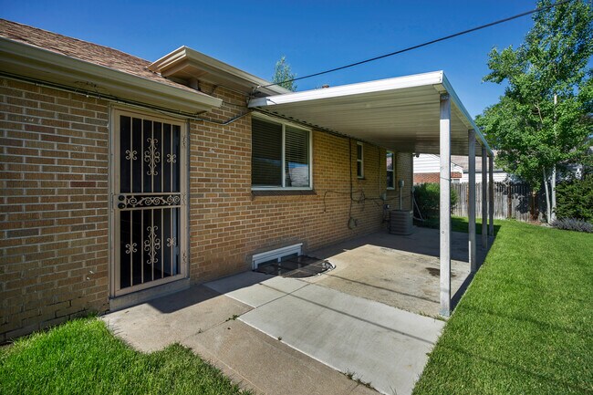 Building Photo - Amazing 4BR, 2BTH in Park Hill!!