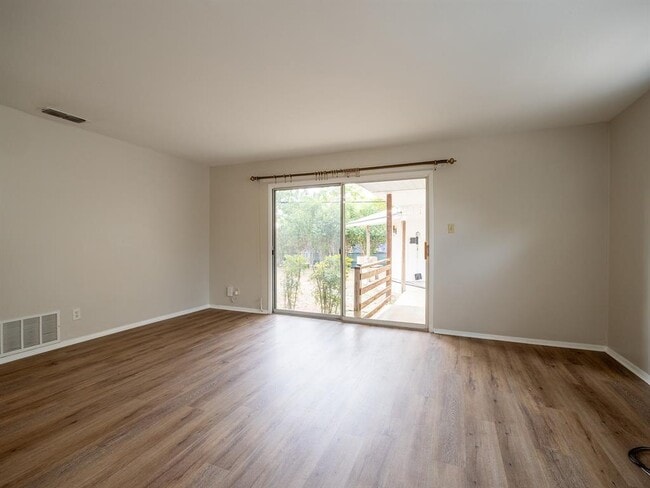 Building Photo - 1411 Westmoor Dr