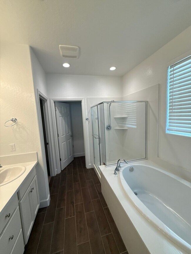 Building Photo - Stunning 4-Bedroom Family Home – Available Now!