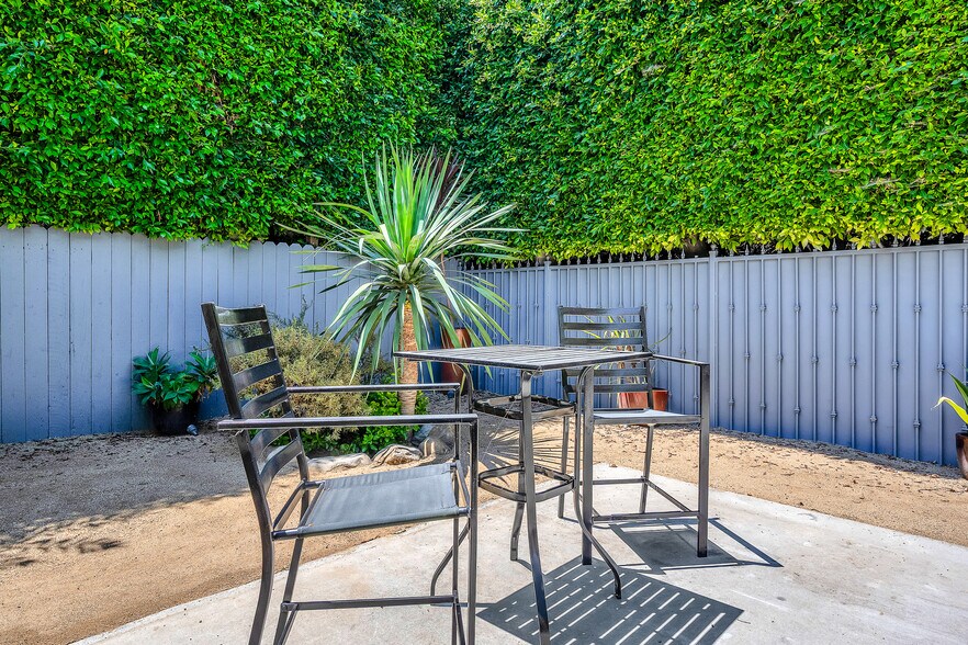 Building Photo - 910 N Hayworth Ave