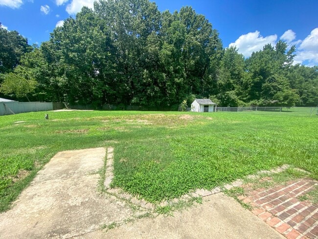 Building Photo - 4 bed, 2 bath spacious home on large lot i...