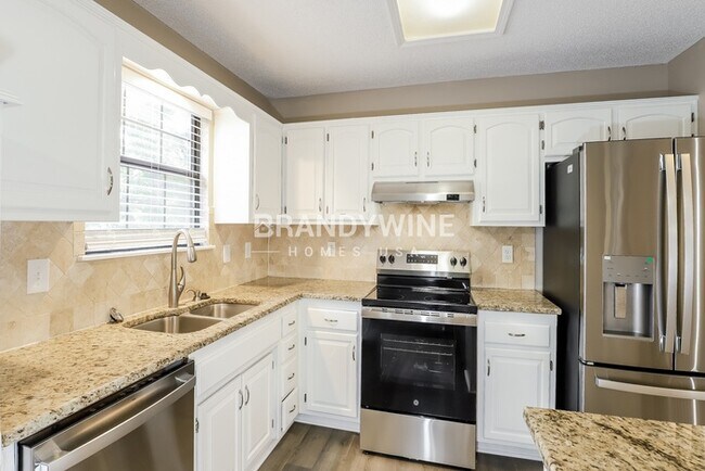Building Photo - 521 SE Onyx Dr