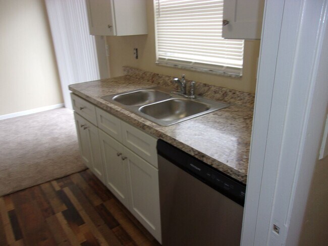 Building Photo - Adorable 2 Bedroom Just Minutes from Ameni...