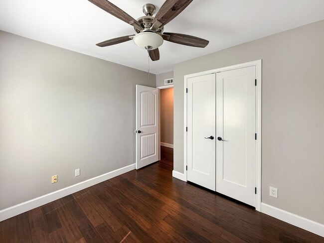 Building Photo - Newly Remodeled 3B 2BA Home w/ Putting Gre...