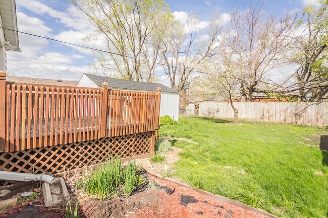 Building Photo - Spacious 2 bedroom 1 bath home