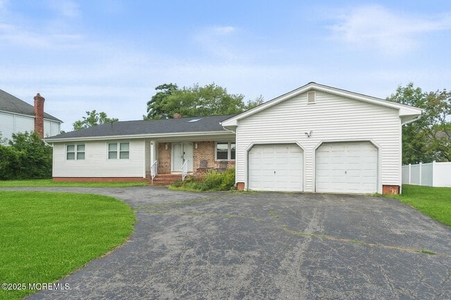 Building Photo - 14 Darien Dr