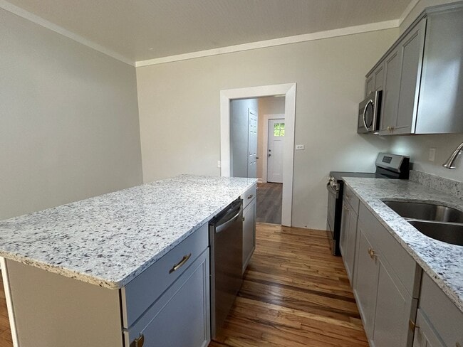 Building Photo - 401 Francis St E