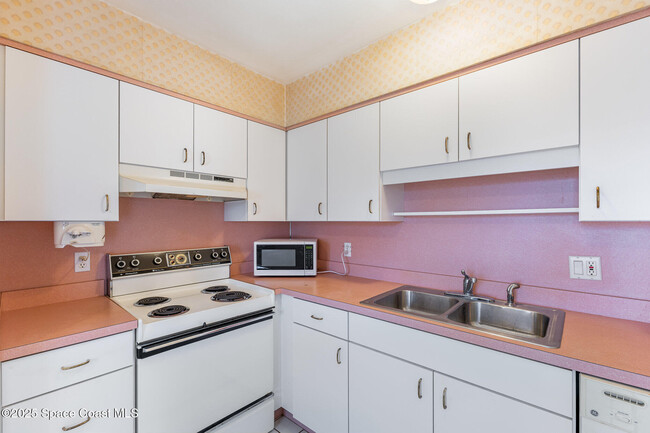 Building Photo - 105 E Colonial Ct