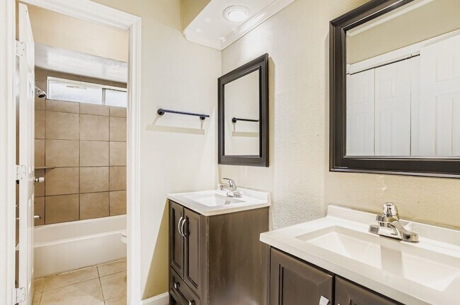 Building Photo - 15710 Sandy Hill Dr