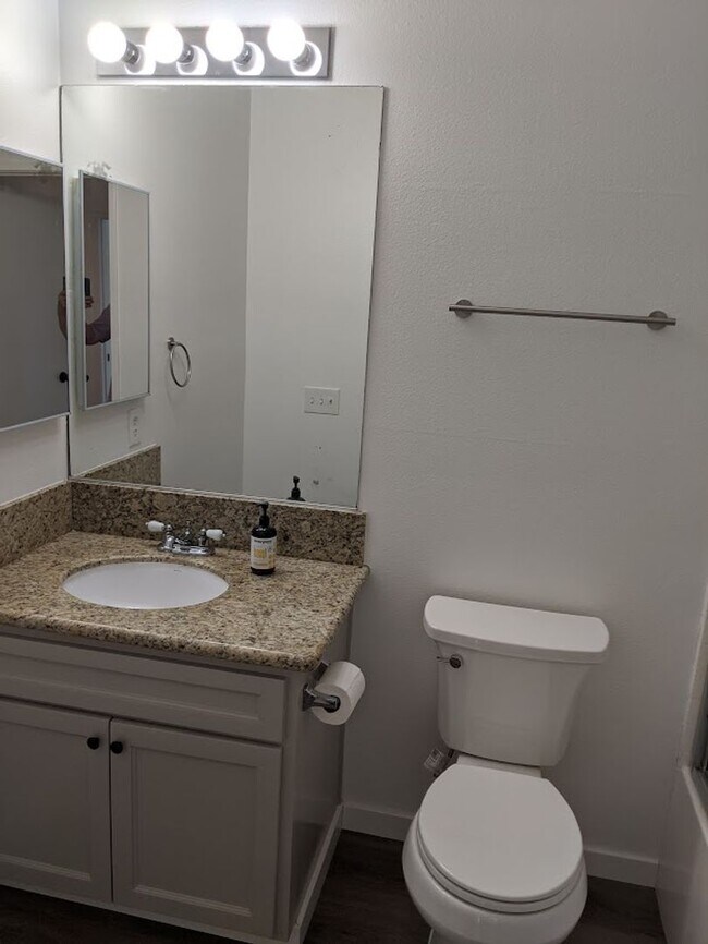 Building Photo - 2 Bedroom-2 Bathroom Single Story Condo in...