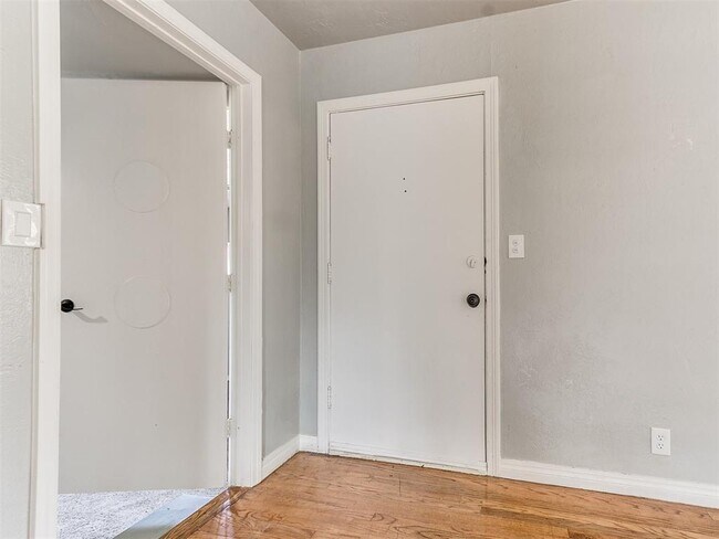 Building Photo - 512 SW 49th St
