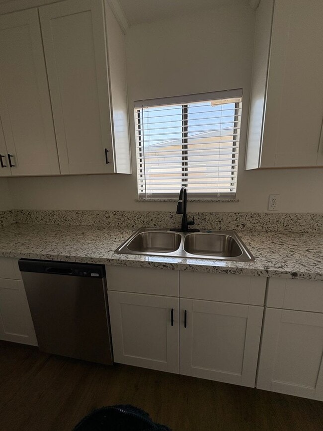 Building Photo - Gorgeous Remodeled 4 bedrooms 2 Bathroom.