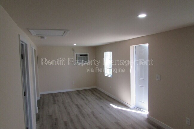 Building Photo - 101 3rd St