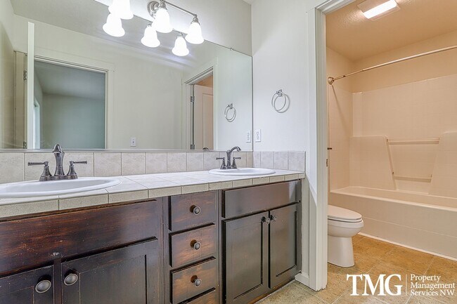 Building Photo - Centrally Located, Pet Friendly, 3 Bed 2.5...
