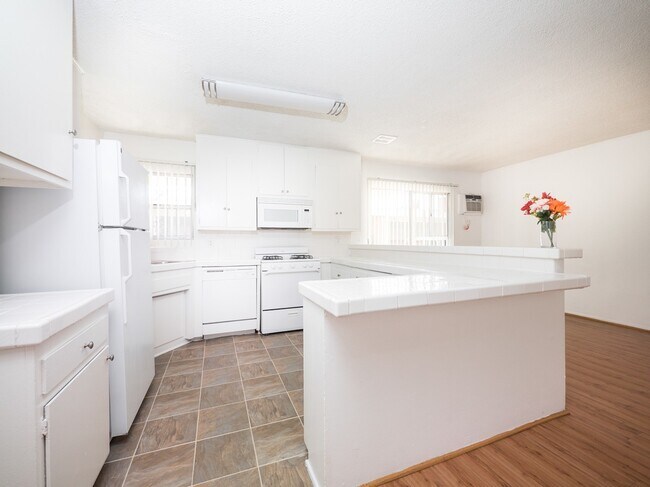 Interior Photo - 6566 Fountain Ave