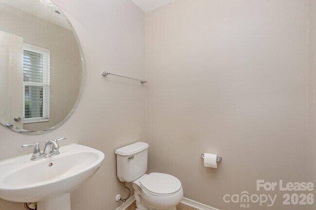 Building Photo - 6442 Ridgeview Commons Dr