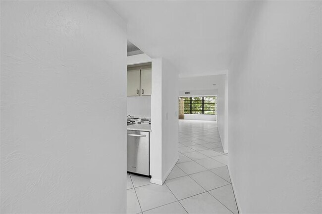 Building Photo - 1703 Whitehall Dr