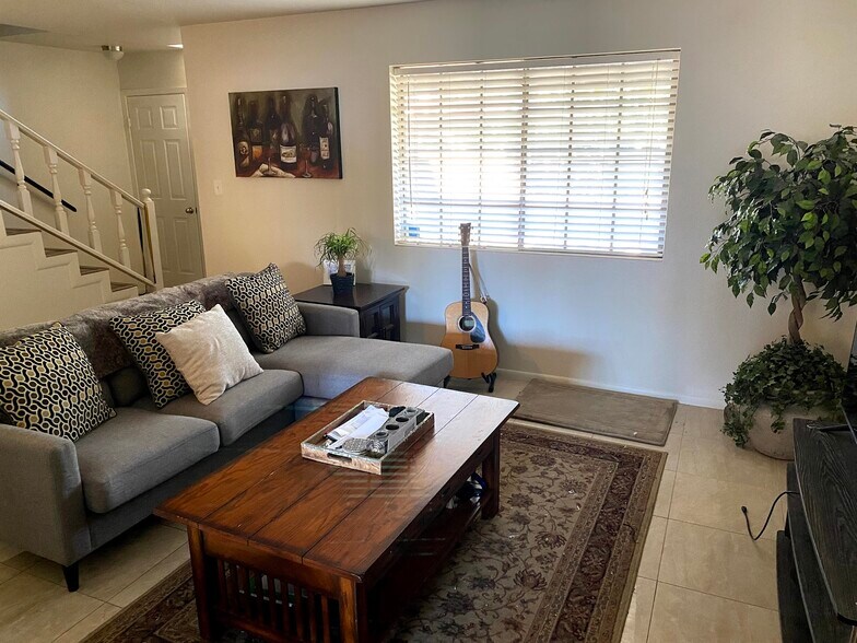 Building Photo - 1504 W La Jolla Dr
