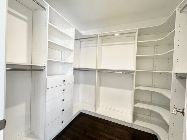 Building Photo - Beautiful 4 Bedroom 3.5 Bathroom Home in t...