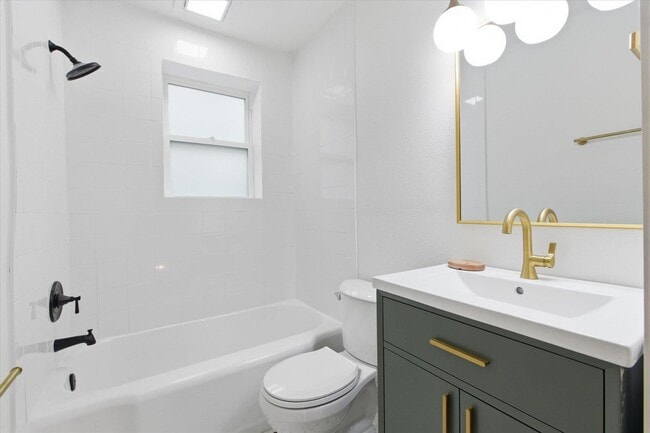 Building Photo - 421 E Jennings St