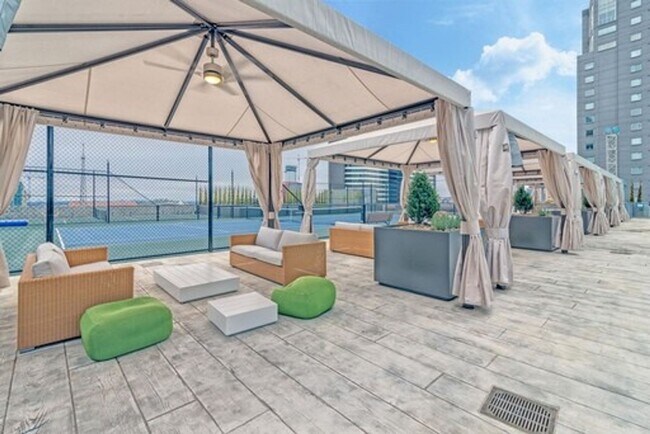 Building Photo - Stunning 505 Condo!