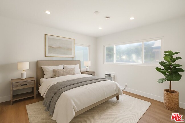 Building Photo - 352 S Doheny Dr
