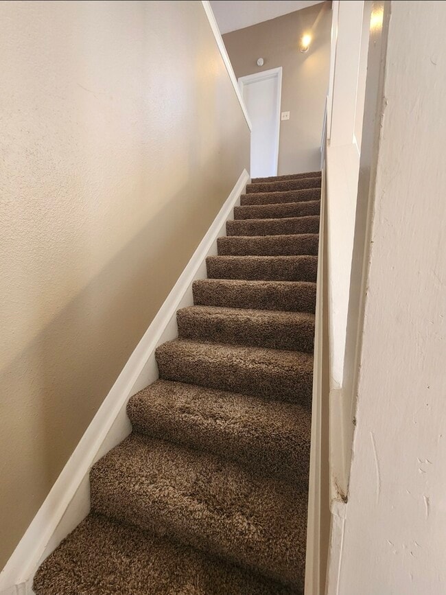 Building Photo - 3 bed 2 bath 2 story townhome, 1 carport