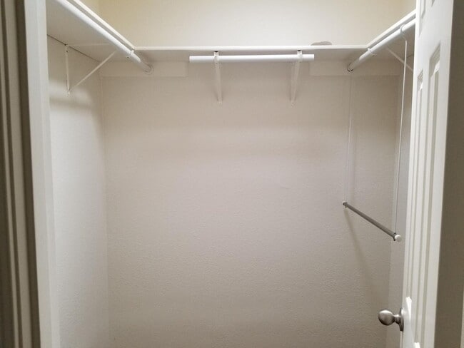 Building Photo - Oak View- Three bedroom home with Mountain...